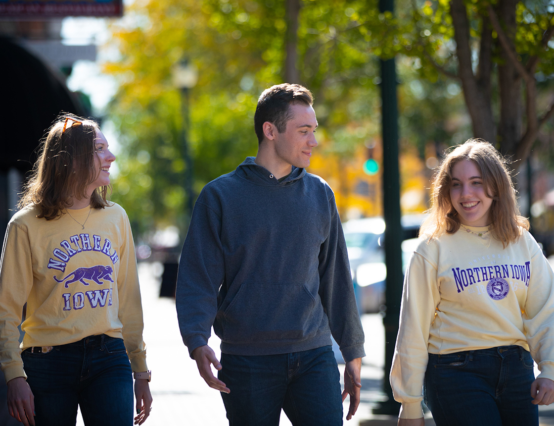 Three UNI students walking together 
